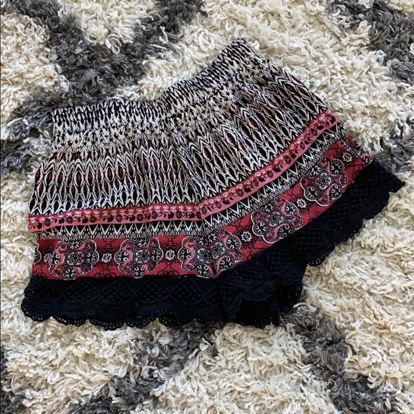 Angie Pants - Lace Patterned Shorts